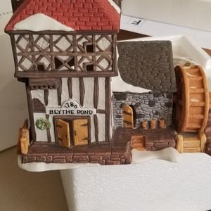 Dept 56 1986 Blythe Pond Hill House